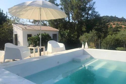 One bedroom bungalow with private pool enclosed garden and wifi at Madrigueras