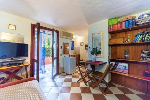 Studio with enclosed garden at Case Peschiera lu Fraili 2 km away from the beach