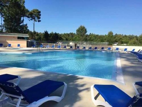 Bungalow with 2 bedrooms in Saint Julien en Born with shared pool and furnished garden 5 km from the beach gîte à louer Contis-les-Bains