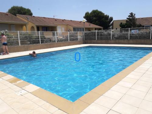 Maison de 2 chambres a Gruissan a 300 m de la plage avec piscine partagee et terrasse amenagee - Location saisonnière - Gruissan