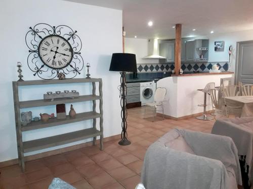 Villa with 2 bedrooms in Maillane with private pool and WiFi - image 7