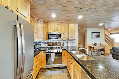 Dreamy Ski Condo with Balcony & Hot Tub condo - image 4
