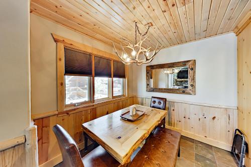 Dreamy Ski Condo with Balcony & Hot Tub condo - image 6