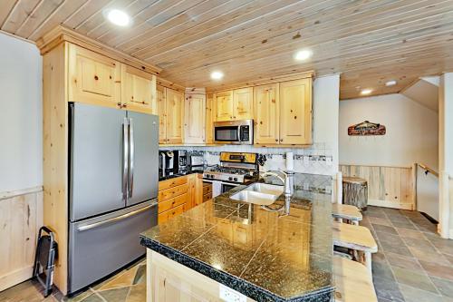 Dreamy Ski Condo with Balcony & Hot Tub condo - image 7