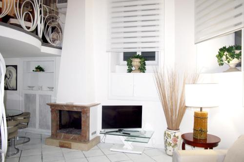 Apartment with 2 bedrooms in Roma with wonderful city view and WiFi - image 12