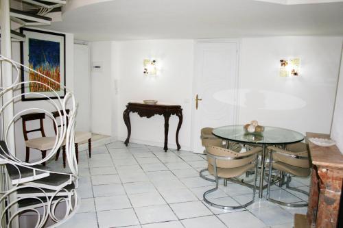 Apartment with 2 bedrooms in Roma with wonderful city view and WiFi - image 4