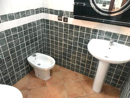 Baño, Spacious apartment with terrace in Cabo Negro, 70 m² + Pool in Cabo Negro