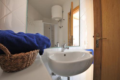 Apartment with 2 bedrooms in santa Maria Navarrese Baunei with WiFi 500 m from the beach - image 9