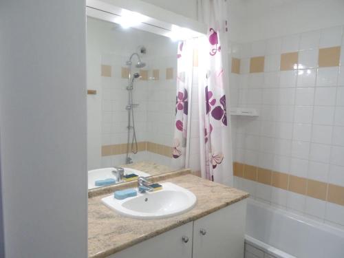 Apartment with 2 bedrooms in Villeneuve les Avignon with furnished garden and WiFi 80 km from the beach - image 7