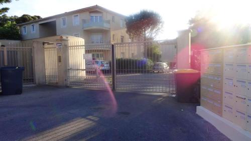 Apartment with 2 bedrooms in Villeneuve les Avignon with furnished garden and WiFi 80 km from the beach - image 5