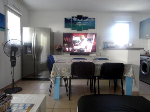 Apartment with 2 bedrooms in Villeneuve les Avignon with furnished garden and WiFi 80 km from the beach - image 11