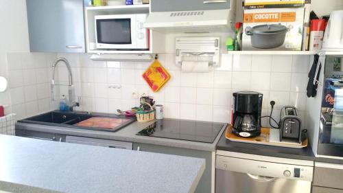 Apartment with 2 bedrooms in Villeneuve les Avignon with furnished garden and WiFi 80 km from the beach - image 6