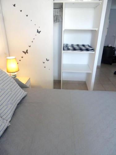 Apartment with 2 bedrooms in Villeneuve les Avignon with furnished garden and WiFi 80 km from the beach - image 4