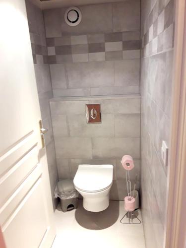 Apartment with one bedroom in Theoule sur Mer with wonderful sea view furnished terrace and WiFi - image 2