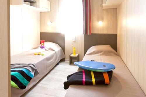 Bungalow with 2 bedrooms in La ChapelleHermier with shared pool and furnished terrace 12 km from the beach gîte à louer Landevieille