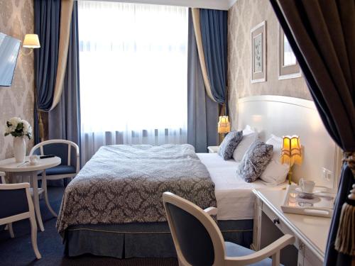 Deluxe Double or Twin Room image 10