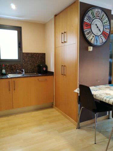 Apartment with 3 bedrooms in Blanes with furnished terrace and WiFi 600 km from the beach - image 5