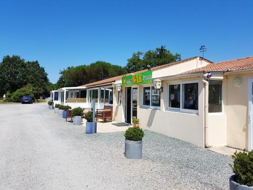Bungalow with 2 bedrooms in Commequiers with shared pool and furnished terrace 27 km from the beach - image 9