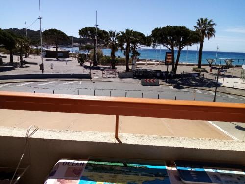 Studio in La Seyne sur Mer with wonderful sea view furnished terrace and WiFi - image 3