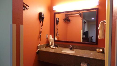 Theroff's Motel Room Type - Queen Room with Two Queen Beds
