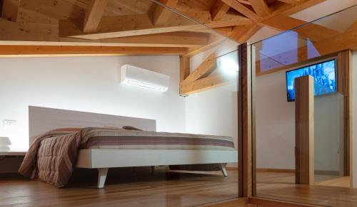 1 king bed, 1 twin bed