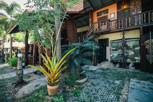 Suankaew​ art​ hostel​ Room Type - Deluxe King Room