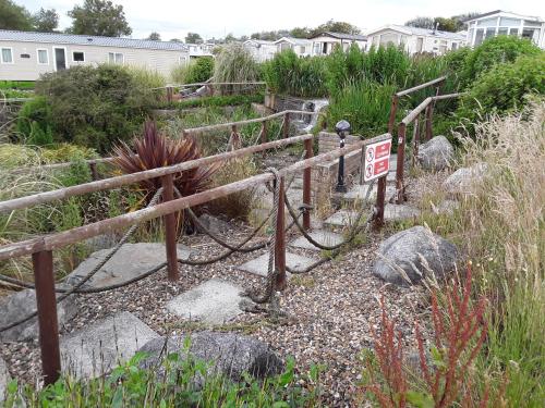 2 bed caravan approx 10 mins from beach suzie 2 - image 3