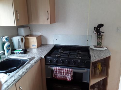 2 bed caravan approx 10 mins from beach suzie 2 - image 11
