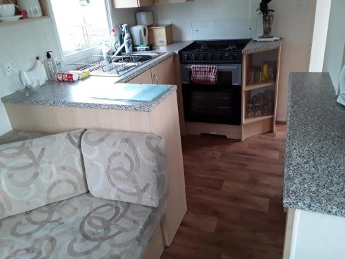 2 bed caravan approx 10 mins from beach suzie 2 - image 8