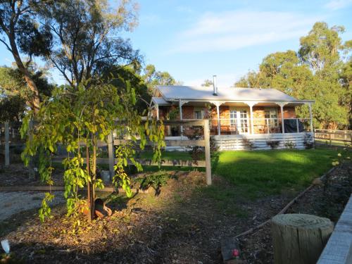 Honeyeater Cottage in Yellingbo