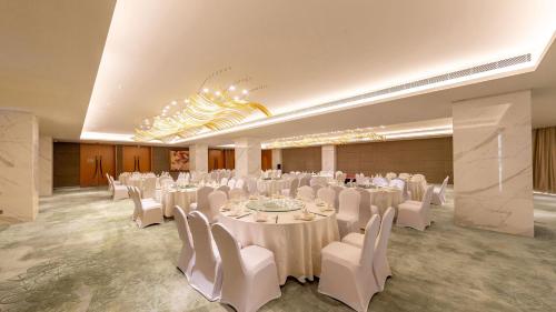 Holiday Inn Nanjing Xuanwu Lake by IHG Holiday Inn Nanjing Xuanwu Lake by IHG