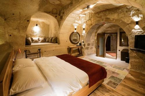 Luvi Cave Hotel Room Type - King Room with Spa Bath