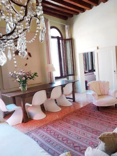 GORGEOUS VENETIAN APARTMENT WITH CANAL VIEW