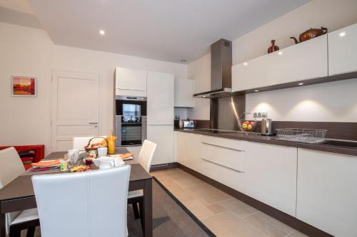 virtuve, Les Demeures du Tonnelier, Maison Rue in Saint-Romain (Burgundy)