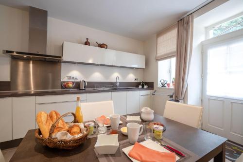 virtuve, Les Demeures du Tonnelier, Maison Rue in Saint-Romain (Burgundy)