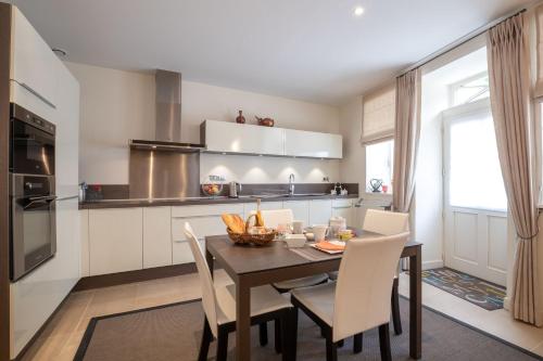 virtuve, Les Demeures du Tonnelier, Maison Rue in Saint-Romain (Burgundy)