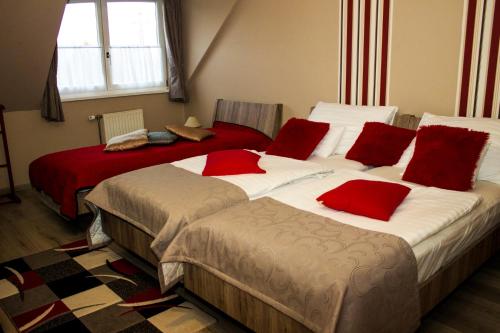 1 double bed, 1 twin bed