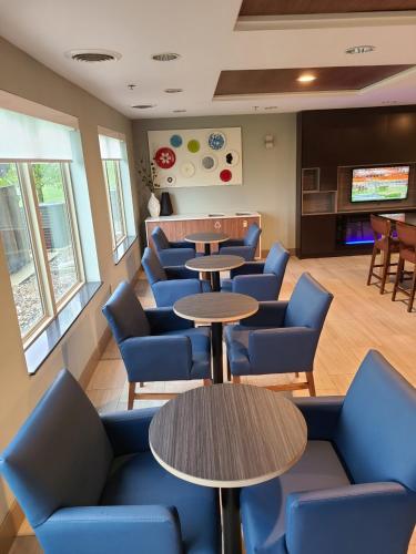 홀리데이 인 익스프레스 & 스위트 셸던 바이 IHG - 공용 라운지/TV 시청 구역