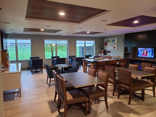 Holiday Inn Express Hotel & Suites Sheldon