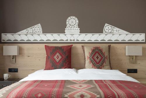 1 king bed, 1 sofa bed
