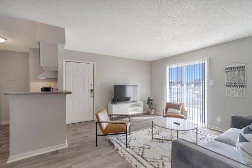 Relaxing 1BR Suite and Swimming Pool - image 4