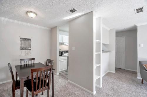 Spacious Midland 1BR and Balcony - image 9