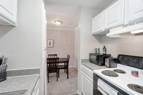 Spacious Midland 1BR and Balcony - image 14