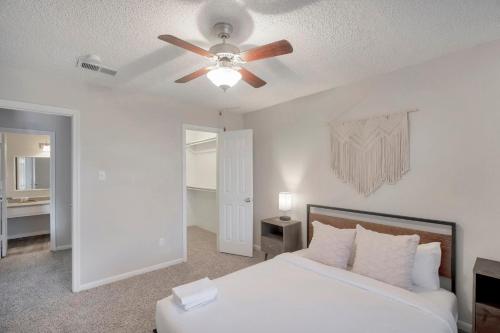 Quaint 1BR Midland Getaway and Private Balcony - image 6