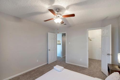 Quaint 1BR Midland Getaway and Private Balcony - image 8