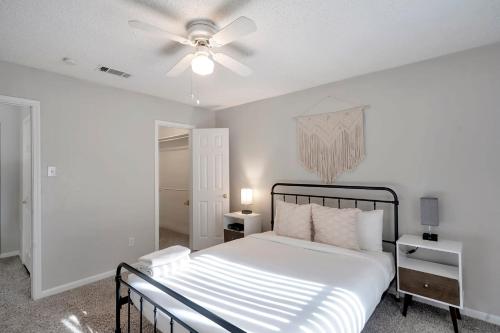 Tranquil 1BR with Fitness Center and Pool - image 11