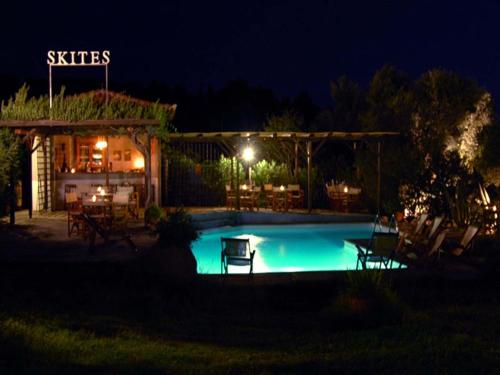 Skites Hotel Bungalows - image 8