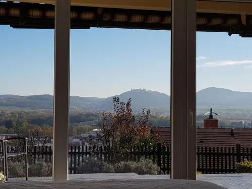 Blick über Krems mit Terrasse in Krems an der Donau, Österreich