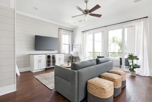 Marvelous 3-Story Stunner just a short 12Mn walk to Beach and access to Pool plus BBQ Pets Welcome - image 5