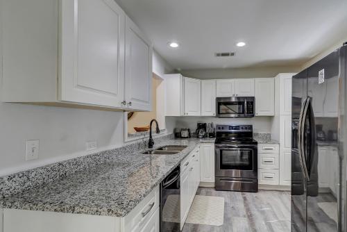 523 Queens Grant Big Comfortable Couch 75 In Smart TV 2 Kings Queen & Twin Sleeper Sofa Free Wifi thumb 2